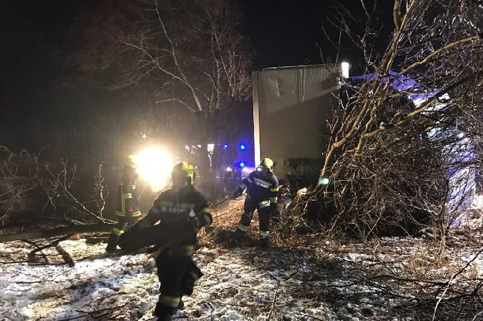 Der Lenker blieb unverletzt. Die A 9 musste in diesem Teilbereich für die Dauer der Fahrzeugbergung von halb fünf bis sieben Uhr früh komplett gesperrt werden.