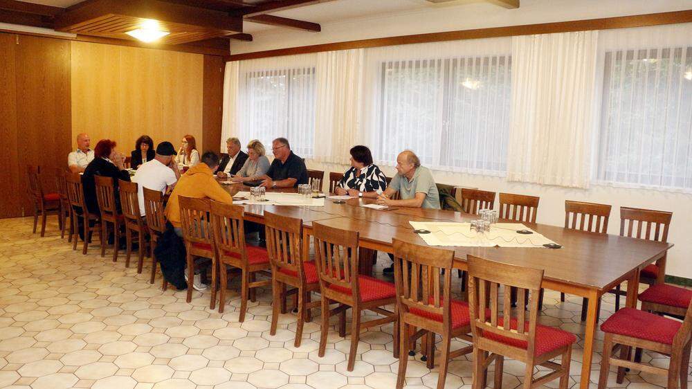 Nur neun Gemeinderäte waren zur Sitzung des Stadtparlaments im GH Leiner gekommen