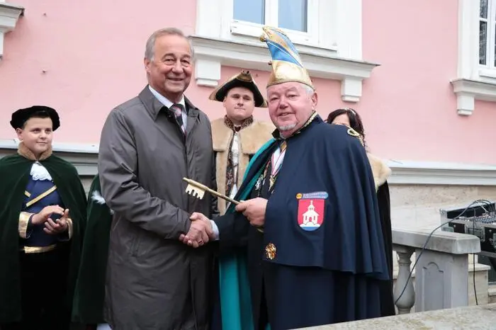 Bürgermeister Florian Gölles übergab dem Faschingsoberbürgermeister Bernhard Kogler anlässlich des Faschingbeginns die Schlüssel zum Rathaus.