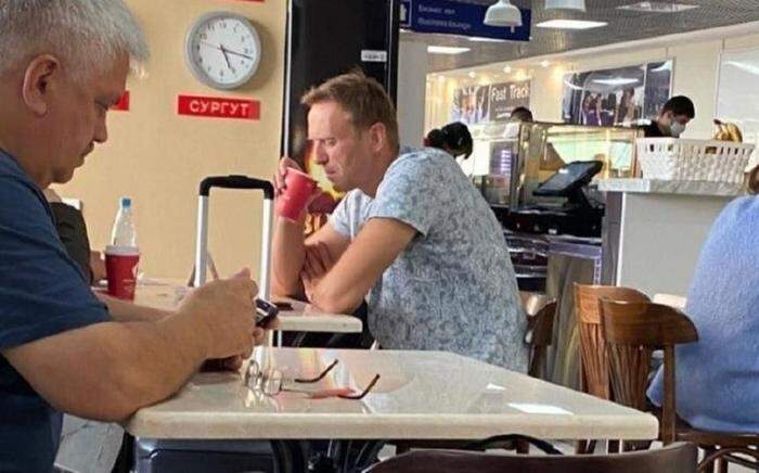 Auf Instagram wurde dieses Foto von Nawalny gepostet: Im Tomsker Flughafencafé trinkt er eine Tasse Tee