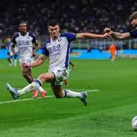 Anfang Mai spielte Flavius Daniliuc (l.) mit Hellas Verona gegen Marko Arnautovic und Inter