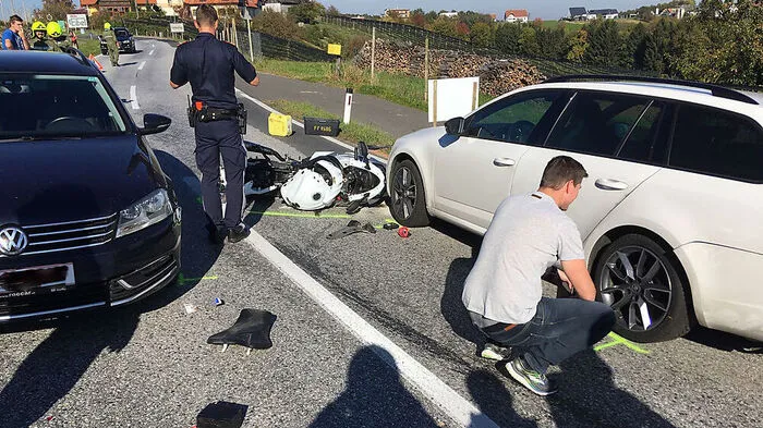 Ein Motorrad und zwei Pkw waren in den Unfall verwickelt
