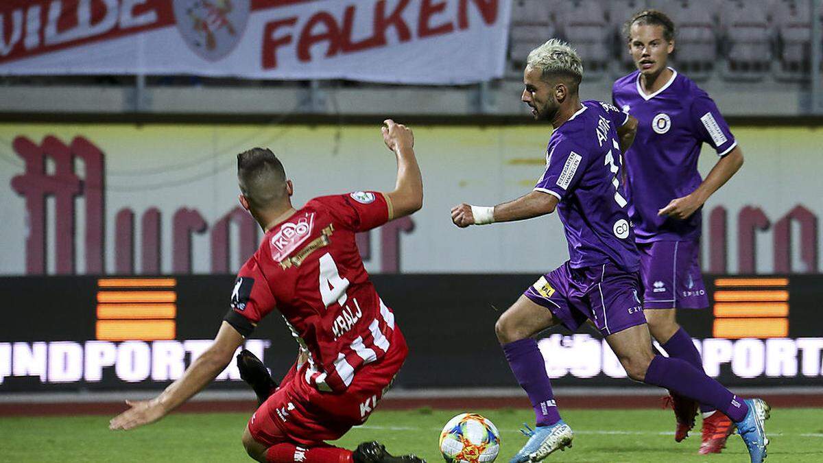 Austria Klagenfurt (rechts Okan Aydin) überwindt die Hürde Kapfenberg