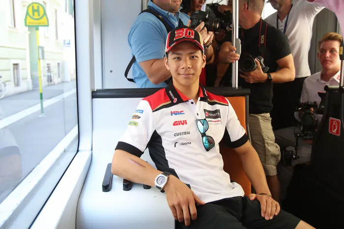 ... und Takaaki Nakagami (Japan; Honda) bequem am Sitzplatz