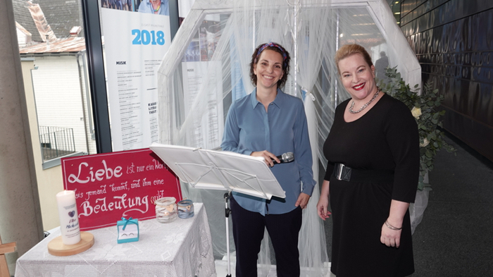 Bereits zum dritten Mal fand im Foyer des Kunsthauses Weiz eine Hochzeitsmesse statt, die von der "Eventlerin" Sabine Maierhofer (rechts) mit 24 Ausstellern veranstaltet wurde.