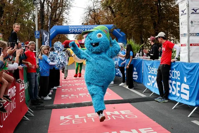 GRAZ,AUSTRIA,10.OCT.26 - RUNNING - Graz Marathon, side events. Image shows the mascots run. Photo: GEPA pictures/ Matic Klansek