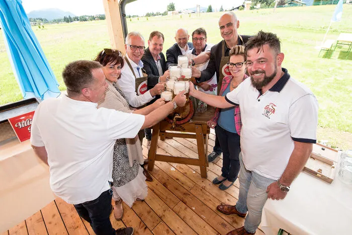 Ein Bieranstich durfte bei der Eröffnung der Soccerzone nicht fehlen