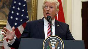 Donald Trump: Sein loses Mundwerk und der zwitschernde Zeigefinger brachten in bisher schon in Gefahr, jetzt steht der US-Präsident noch ein Stück näher am politischen Abgrund