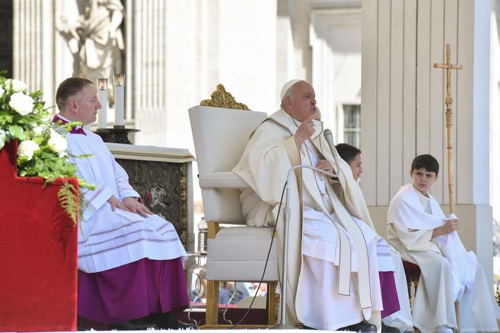 Der Papst stammt ursprünglich aus Argentinien, seine Muttersprache ist daher Spanisch. 