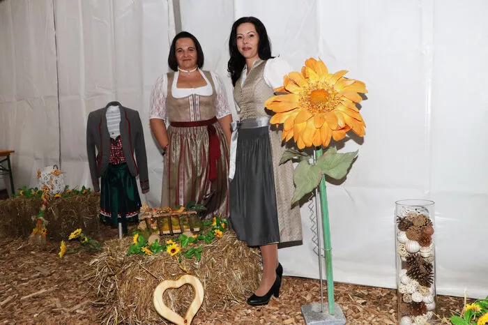 Für die gesamte Balldekoration waren Rebekka Ortner und Verena Prossegger (von Links) zuständig, die beiden Damen hatten dafür drei Tage Arbeit investiert!