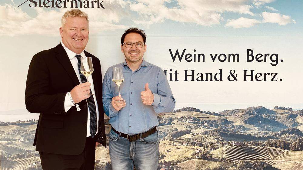 Stefan Potzinger (rechts) geht in seine dritte Periode als Obmann von &quot;Wein Steiermark&quot;. Erster Gratulant: Chris Yorke, Chef der Österreich Wein Marketing GmbH (links)