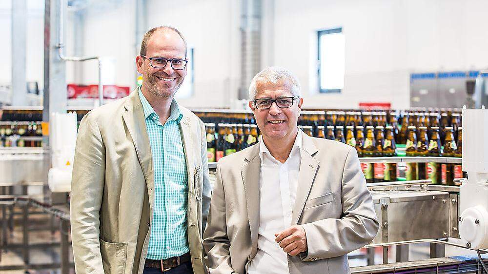Braumeister Manuel Düregger (links) und Brauereidirektor Thomas Santler 