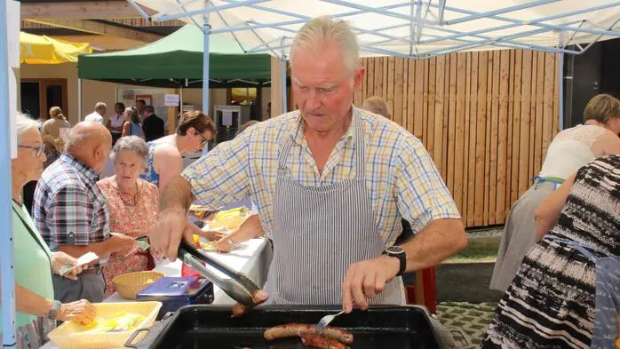 Fast genau zwei Jahre, nachdem der Spatenstich zum neuen Kirchhof und die Eröffnung durch Bischof Wilhelm Krautwaschl erfolgte, lud das pastorale Pfarrteam Ligist am Festsonntag zum ersten Frühschoppen ein. 