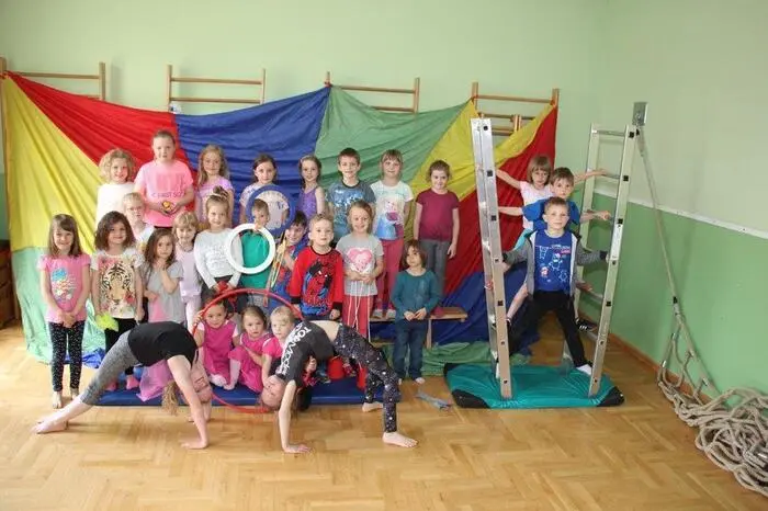 23 Kindergarten- und zwölf Volksschulkinder aus Mooskirchen, Eltern und Großeltern, das Team des Kindergartens und sogar vier der „ersten“ Mooskirchner Kindergartenkinder schlüpfen in die Rolle von Jongleuren, Stelzengehern, Seiltänzern, Akrobaten und Clowns.