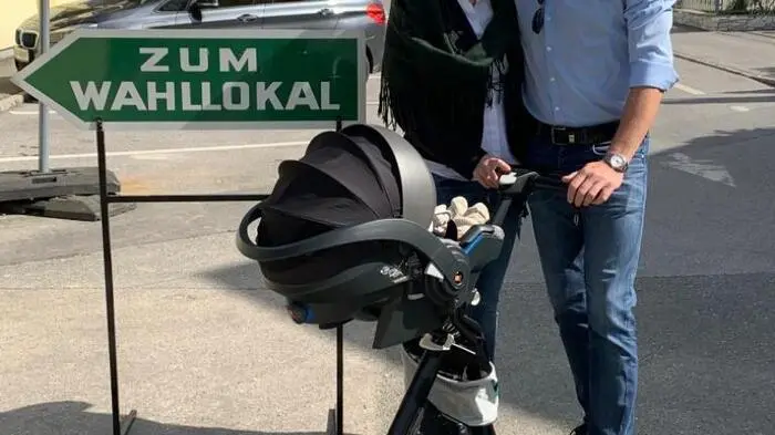 Erstmals mit Sohn Theo waren Sabrina und Mario Kunasek (FPÖ) in Gössendorf wählen.