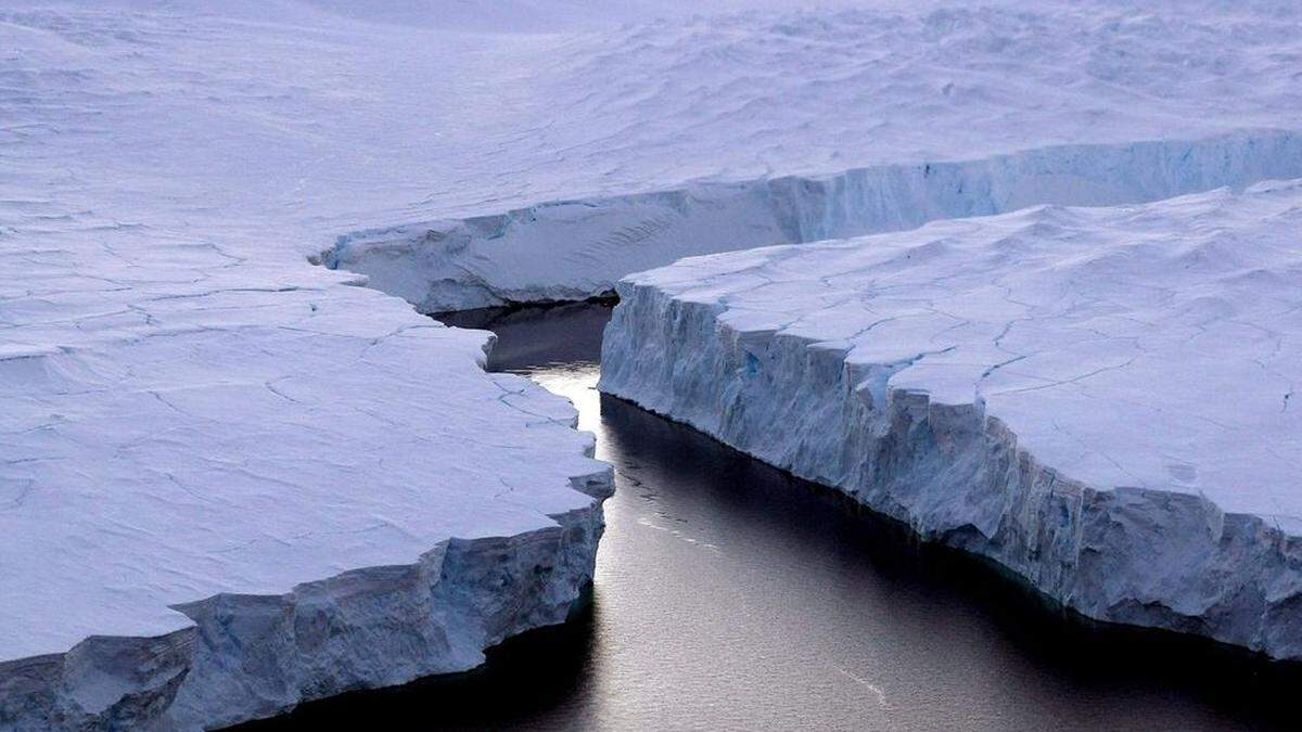 Archivbild: Riesiger Hohlraum unter Antarktis-Gletscher entdeckt