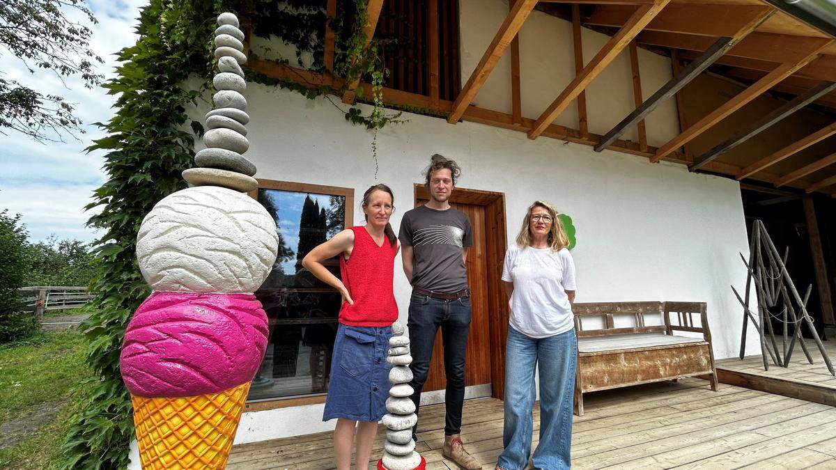 Eva und Gerhard Pichler mit Michaela Leutzendorff-Pakesch am Bauernhof von „zweintopf“