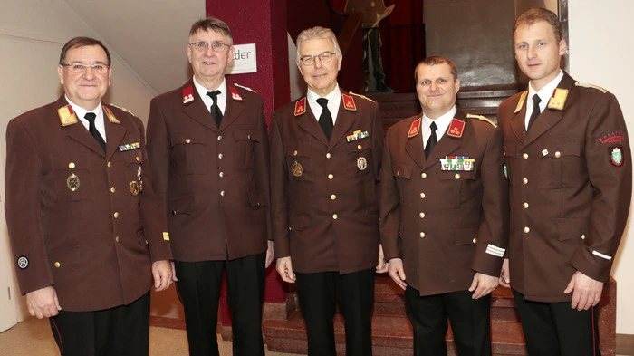 Der Festsaal in Rosental war bis auf den letzten Platz gefüllt, als die Feuerwehrkameraden mit einem feierlichen Einzug ihren Ball eröffneten.