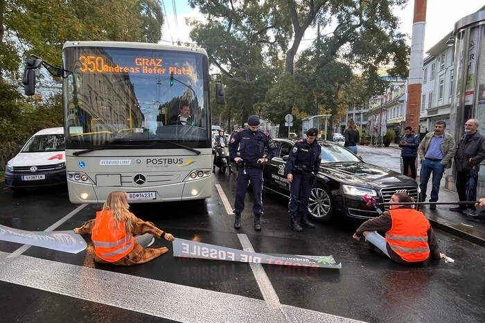 Drei Aktivisten der Bewegung "Letzte Generation" blockierten den Grazer Ring im Frühverkehr, indem sie sich mit Superkleber auf der Straße festgeklebt haben.