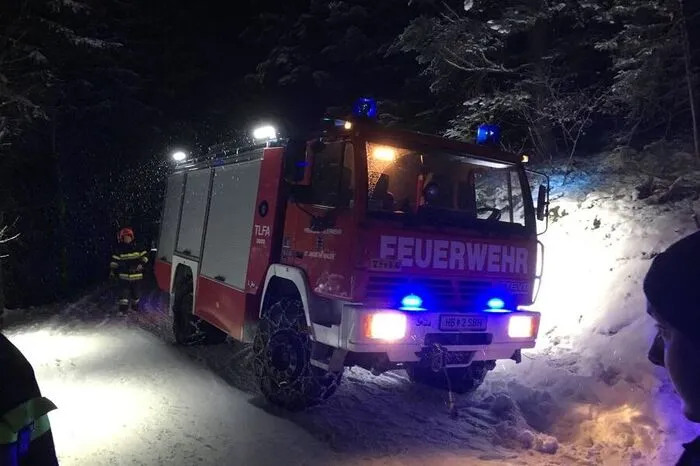 Die Kameraden der Freiwilligen Feuerwehr St. Jakob im Walde sicherten das Fahrzeug gegen Abrutschen und Umkippen.