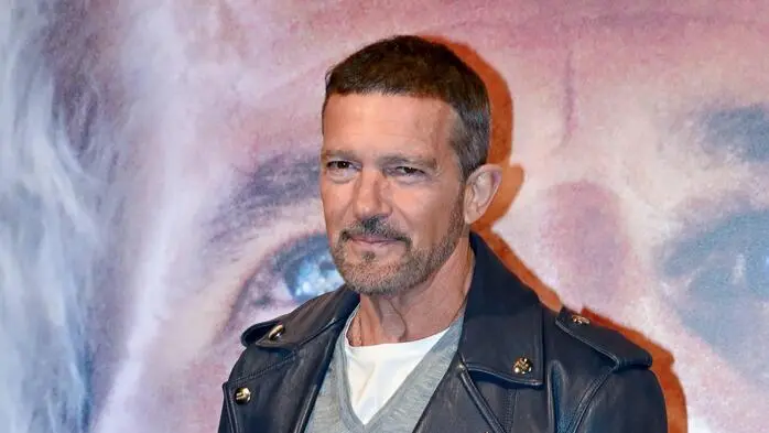 Antonio Banderas in einer schwarzen Lederjacke.