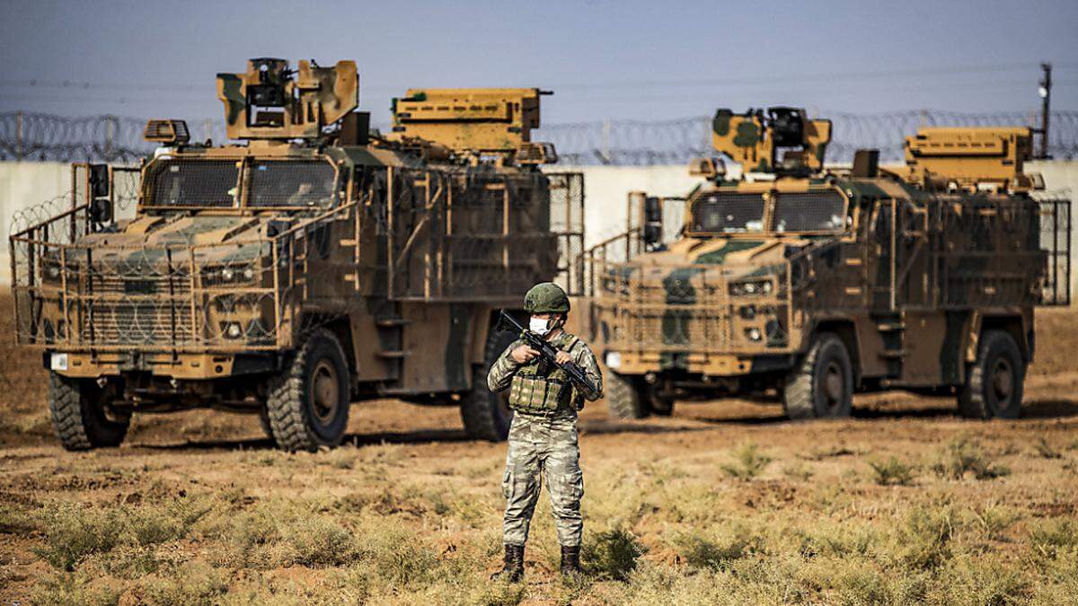 Laut Beobachtern griff die Türkei in der Nacht auf Sonntag kurdische Stellungen in Nordsyrien an 