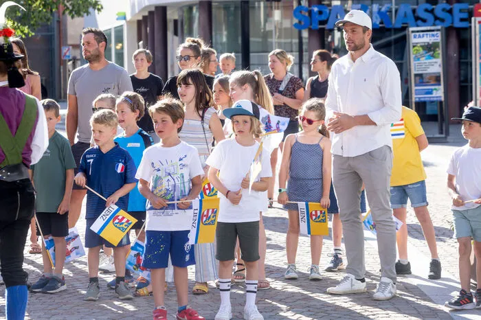 ... begleitet vom Goldjungen und seinen kleinen Fans