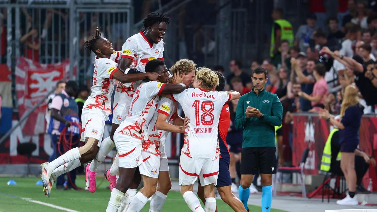 Maurits Kjaergaard verschwindet nach dem 2:0 in der Salzburger Jubeltraube