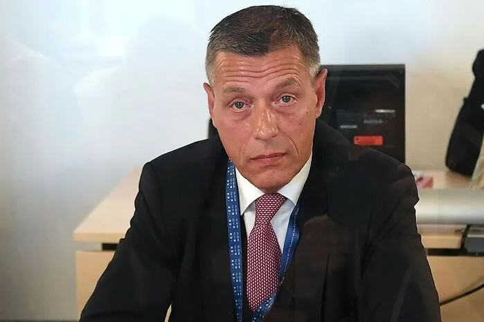 "Wer unternimmt etwas gegen diese missratene Staatsanwaltschaft." - Christian Pilnacek im Chat-Infight mit der Korruptionsstaatsanwaltschaft. "Einem vom VfGH fehlgeleiteten Rechtsstaat kann man nicht mehr dienen." - Auch mit dem Höchstgericht hat der inzwischen suspendierte Justiz-Sektionschef seine Probleme. "Wäre eine Gelegenheit, das an mir begangene Foul auszumerzen und meine Frau ein wenig zu fördern." - Und er bat den damaligen Minister Brandstetter auch um etwas Vitamin B. "Uns fehlt ein Trump." - Diesmal eine Chat-Nachricht Brandstetters als die WKStA in der ÖVP-Schredderaffäre ermittelte. "Oh Gott. Reisen wie der Pöbel." - Und noch eine Chat-Nachricht:Im März 2019 wurde Thomas Schmid ÖBAG-Chef und musste seinenDiplomatenpass abgeben.