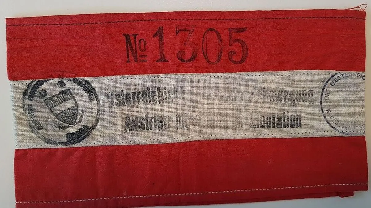 Widerstandskämpfer waren in der Nachkriegszeit mit diesen Armbändern gekennzeichnet	 