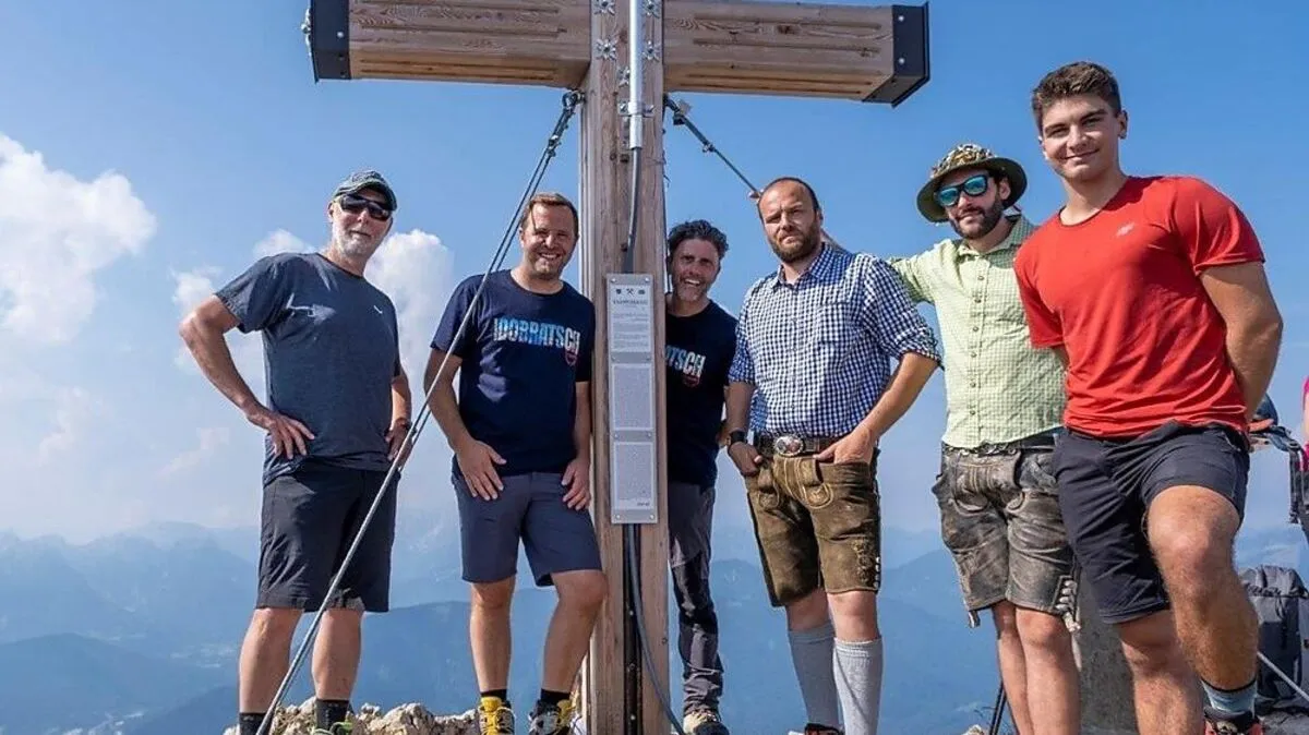 V. l. n. r.: Arthur Mrsel, Bürgermeister Christian Hecher (ULB), Robert Heuberger, von der freiwillgen Feuerwehr: Harald Schwarz, Marcus Kasper, Lukas Kerth