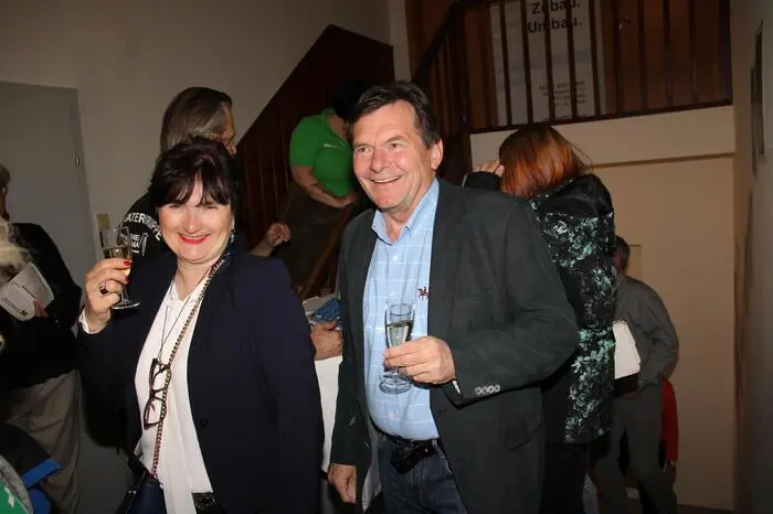 Viel Spaß mit den Fotos von der Premiere.