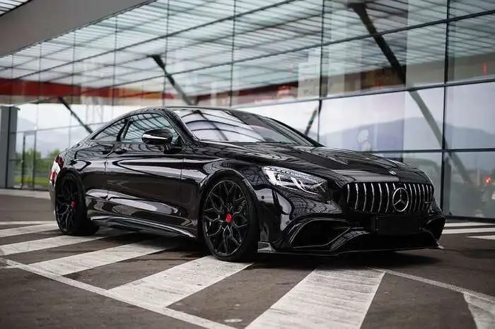 Mercedes S 63 AMG Extras aufzuzählen, ist unnötig. Der Mercedes-Benz S-Klasse S 63 AMG Coupe hat sie. Unter der Motorhaube des Sportwagens (Bj. 8/2017, 19.200 Kilometer) befinden sich 612 PS. Verkäufer: Auto Vertrieb Villach.