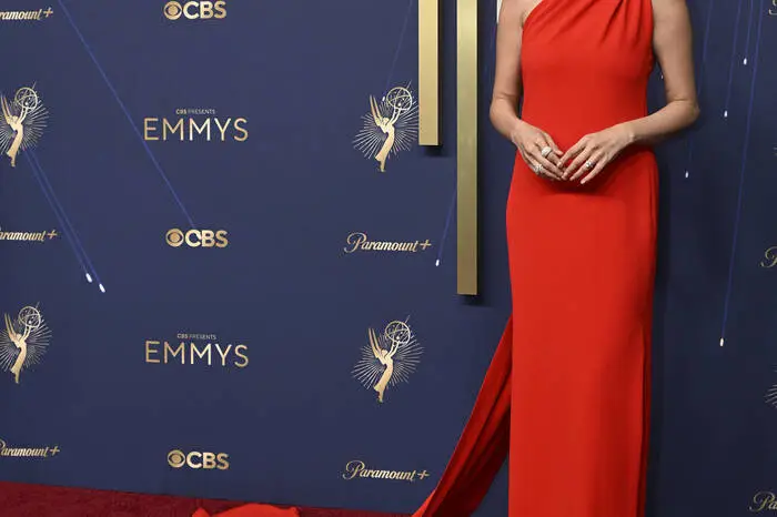 Selena Gomez bezauberte in einem Traum aus Rot aus dem Hause Louis Vuitton. Ein elegantes Schal-Detail und eine lange Schleppe vervollständigten ihren edlen Look.