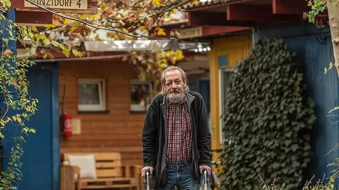 Herr Peter hat im VinziDorf ein Dach über dem Kopf gefunden
