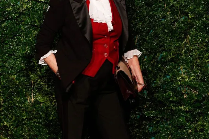 Insgesamt stehen 1148 Personen auf der veröffentlichten Liste der Neujahrs-Auszeichnungen. Die als Model der Minikleid-Ära bekannt gewordene Lesley Lawson, besser bekannt als Twiggy, erhält den Titel einer Dame of the British Empire.