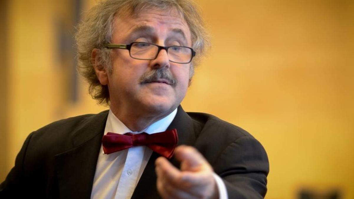 Ernst Wedam vom &quot;Robert Stolz Salonorchester&quot; dirigiert beim Neujahrskonzert in Mooskirchen