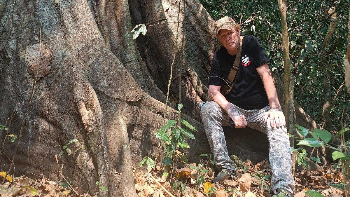 Der Köflacher Hans-Herbert Erregger bei einem Schamanenbaum, an dem die Indios Zeremonien durchführen