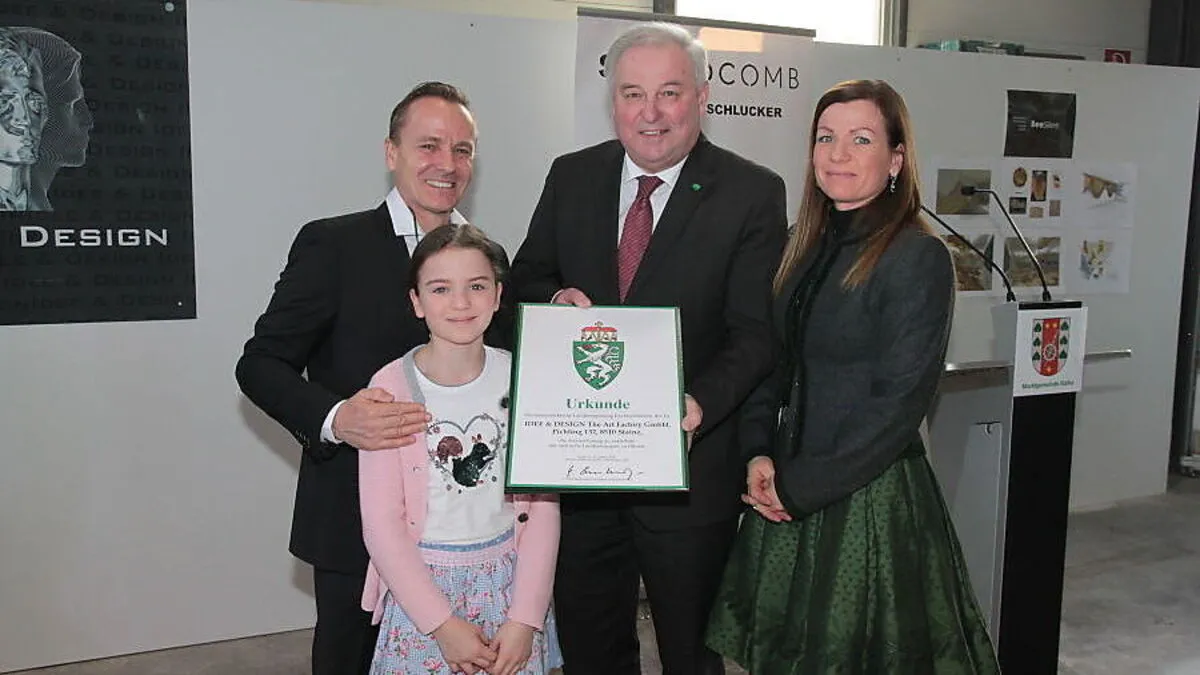 LH Hermann Schützenhöfer mit Geschäftsführer Christian Fuchs, Gattin Elisabeth und Tochter Johanna bei der Überreichung des Landeswappens
