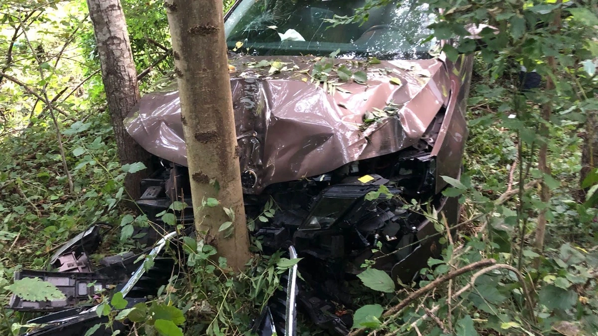 Drei Personen wurden bei dem Unfall verletzt, eine davon schwer