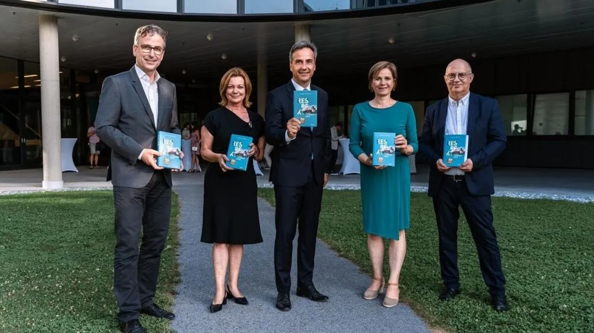 Herausgeber Siegfried Nagl mit Matthias Opis (Styria Verlag), Angelika Vauti-Scheucher (Vorsitzende Menschenrechtsbeirat), Stadträtin Judith Schwentner (Grüne) und Hans Putzer (Stadt Graz)