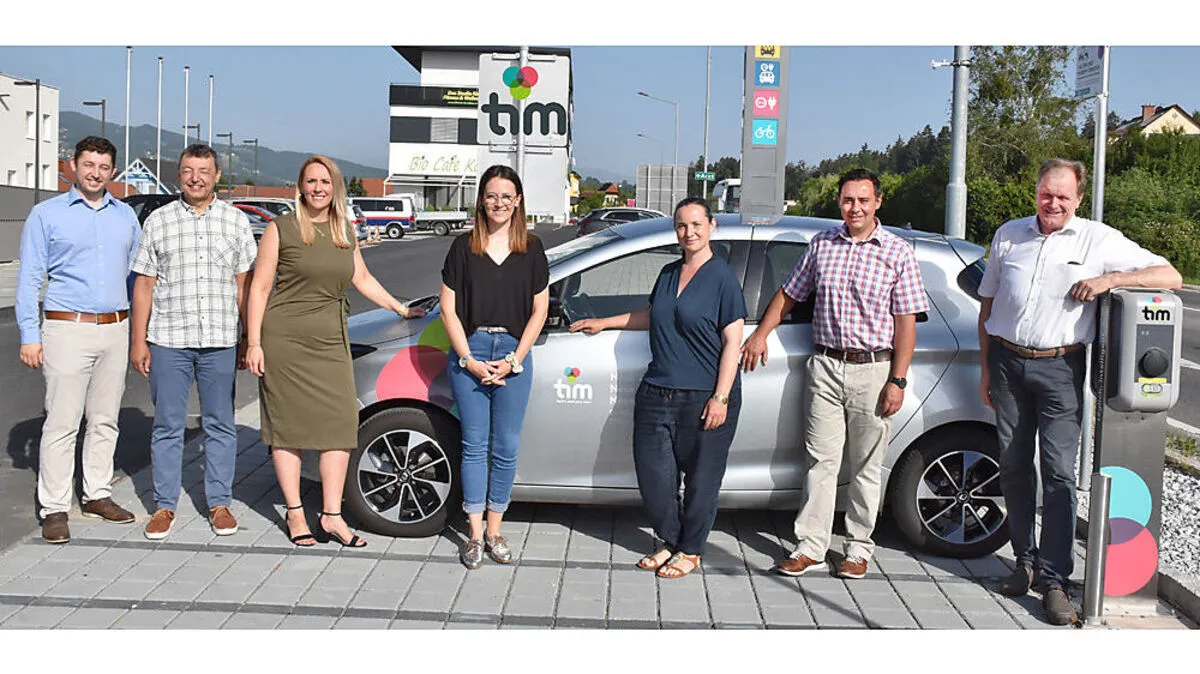 Erwin Dirnberger und Amtsleiter Roman Feiertag eröffnen gemeinsam mit Johanna Lebitsch (PLANUM), Anna Reichenberger und Kerstin Weber (Regionalmanagement) sowie Bernhard und Sebastian Kappel (Prime Mobility) den tim-Knoten in Söding-St. Johann