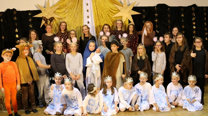 Das Weihnachtsspiel, bei dem alle SchülerInnen der Volksschule mitwirkten, beschäftigte sich mit der Frage: Was macht die Maus im Krippenstroh?