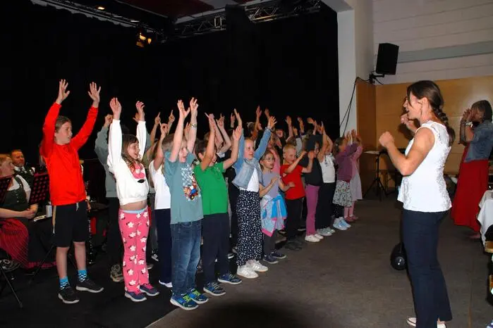 Es gab ein buntes Rahmenprogramm. Mit dabei waren unter anderem die Volkschulkinder und die Sängerinnen und Sänger aus Gutenberg. Die Ortskapelle spielte zahlreiche Lieder.