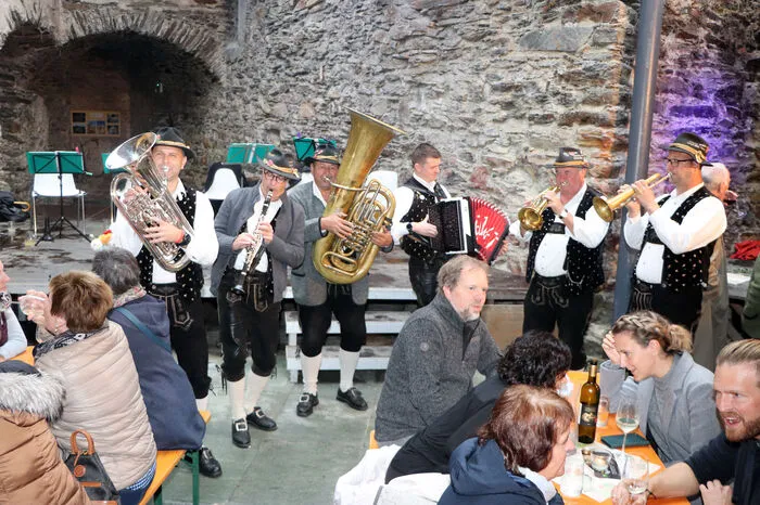 Musikalisch wurde das Weinfest von der „Villach Blas“ unter Leitung von Veit Gwenger umrahmt.