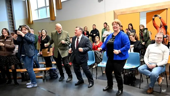 Bürgermeisterin Maria Skazel und Landtagspräsident Werner Amon (v.r.) tanzten mit den Kindern 