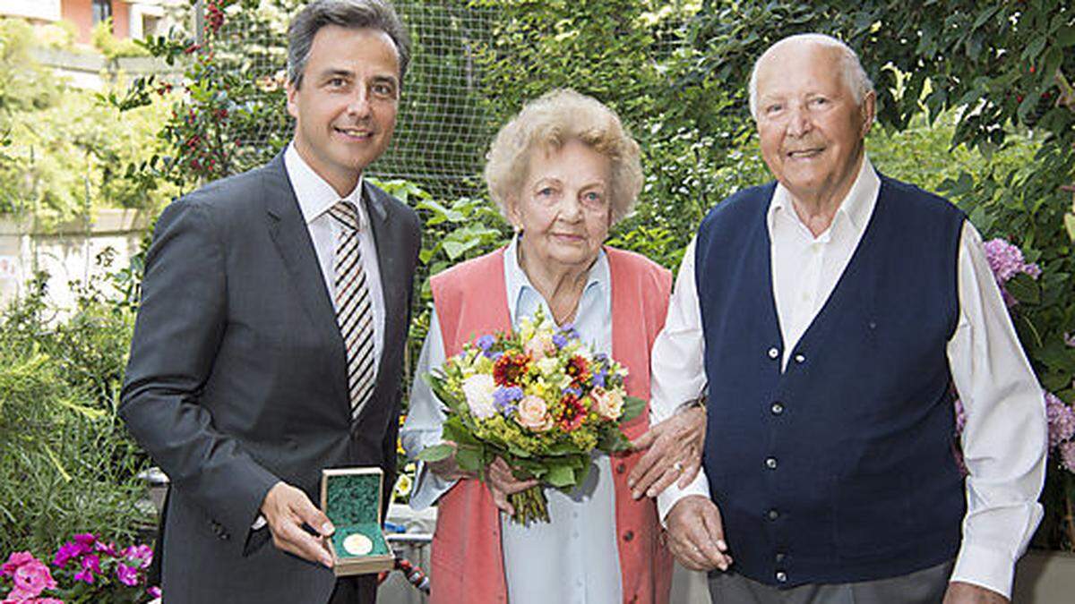 Bürgermeister Nagl gratulierte am Donnerstag Elisabeth und Walter Pledl