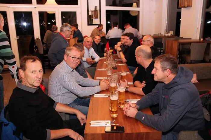 Bei Gulasch und ein Glas Bier fand das Turnier einen gemütlichen Ausklang. 