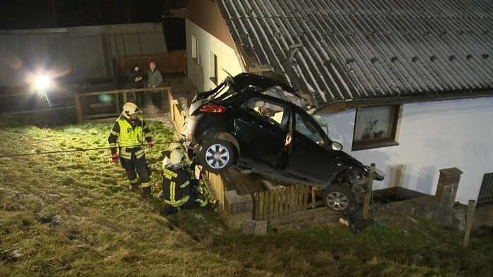 Ein Kleinwagen kam Mittwochabend von der Pyhrnpassstraße ab und stürzte auf das Dach eines Einfamilienhauses.