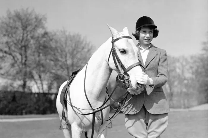 Ihrer erste Ansprache hielt Elizabeth II. als 14-jährige Prinzessin im Zweiten Weltkrieg – am 13. Oktober 1940. Gemeinsam mit ihrer Schwester, Prinzessin Margaret (1930–2002), sprach sie Mut zu: "Es liegt an uns, den Kindern von heute, die Welt von morgen zu einem besseren und glücklicheren Ort zu machen."